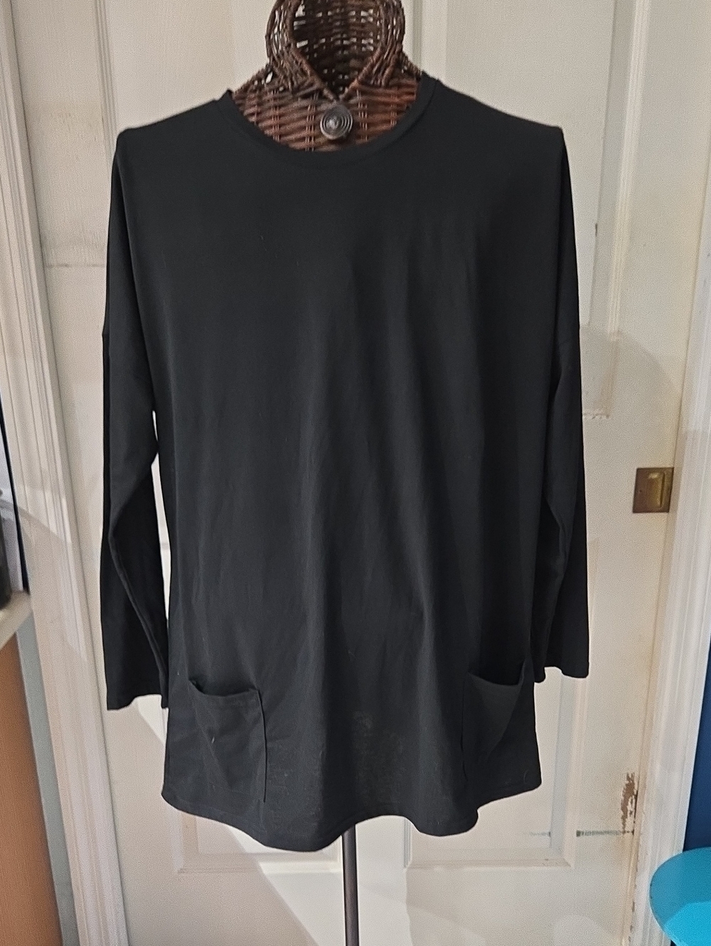 Women's Black Long-Sleeve Pocket Tunic Top